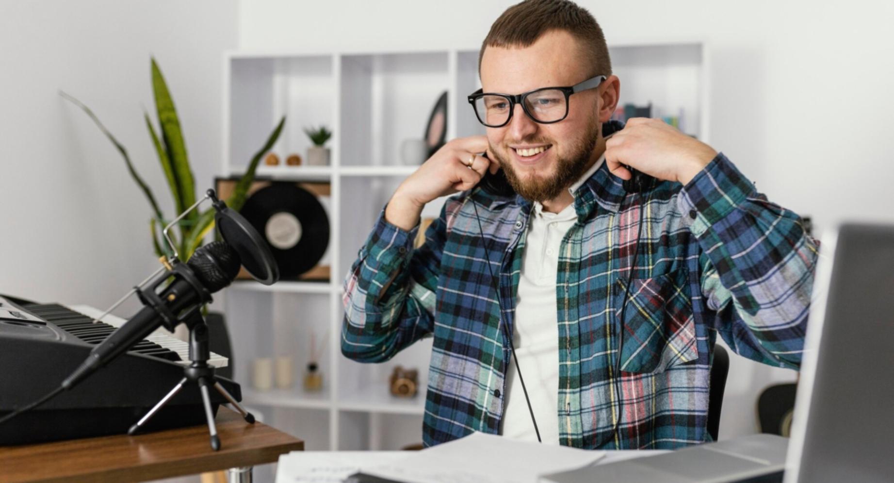 Team bei der strategischen Finanzplanung im modernen Büro
