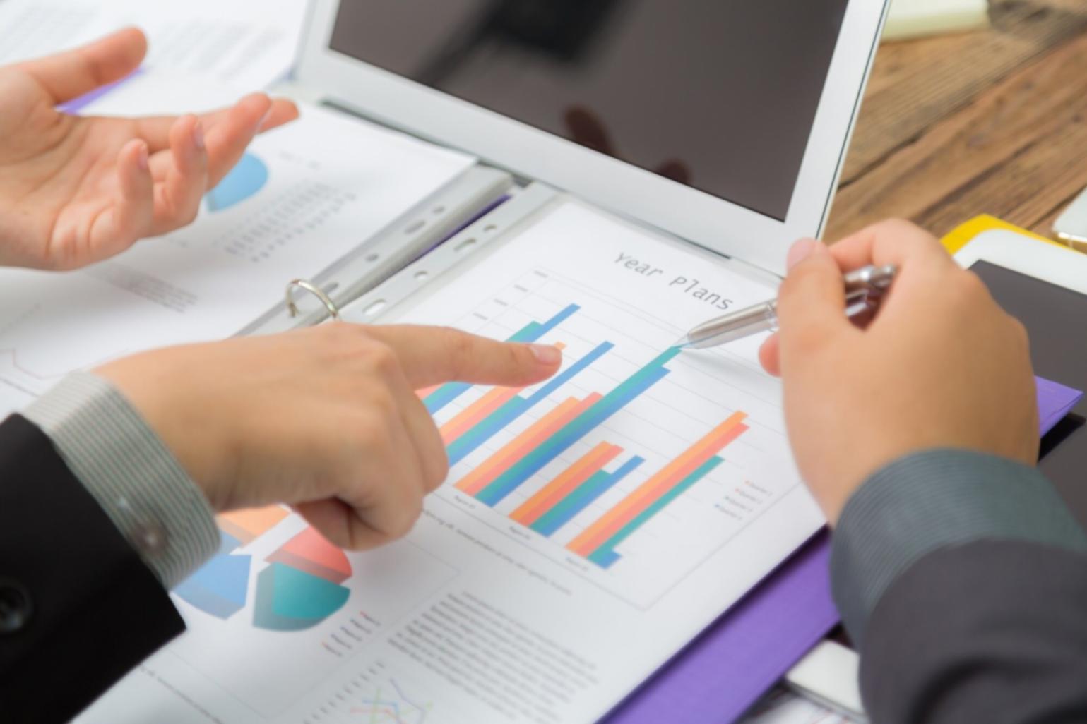 Workshop-Teilnehmer arbeiten gemeinsam an Finanzkommunikationsstrategien