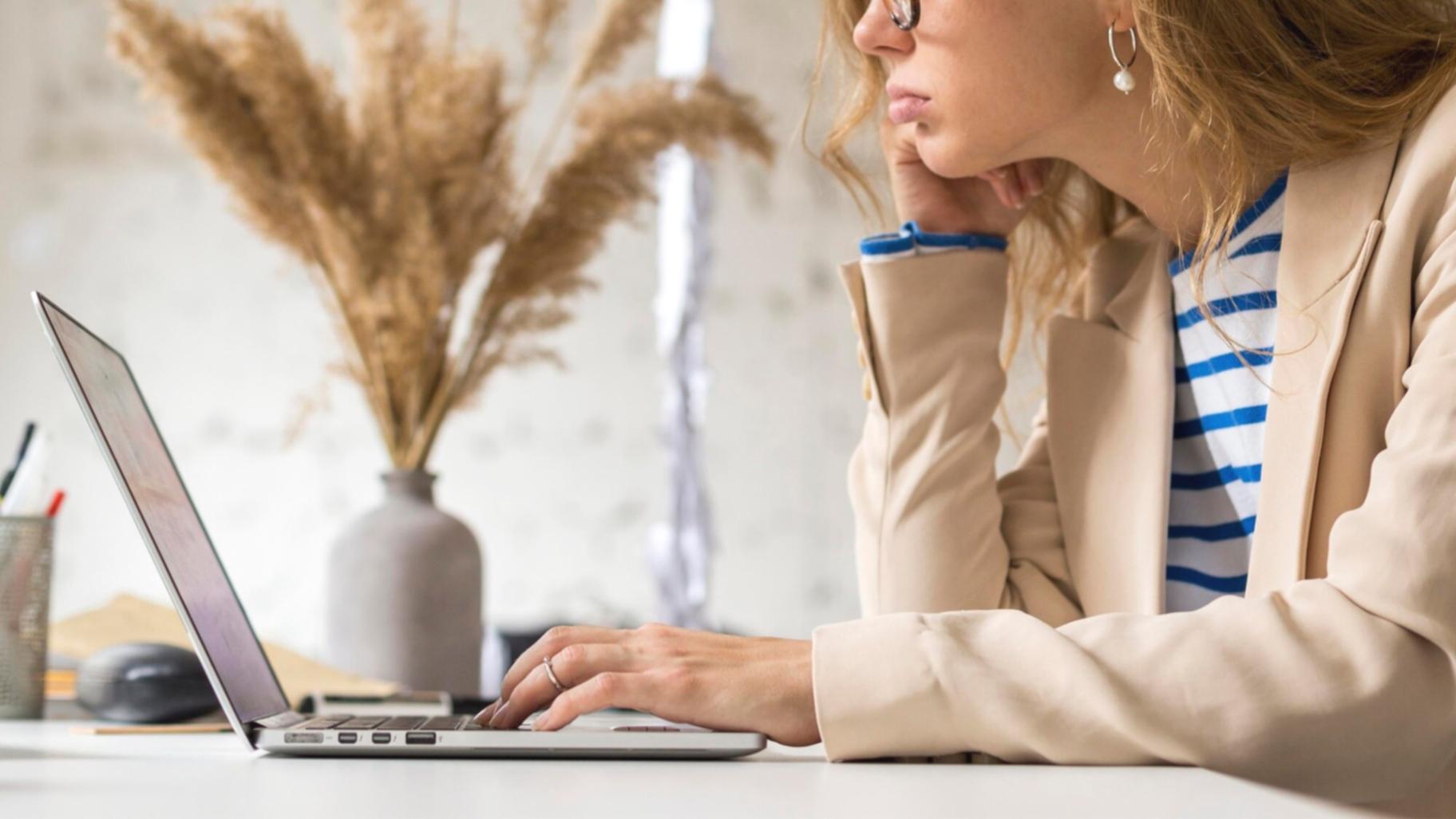 Teilnehmer bei der gemeinsamen Arbeit an Finanzpräsentationen